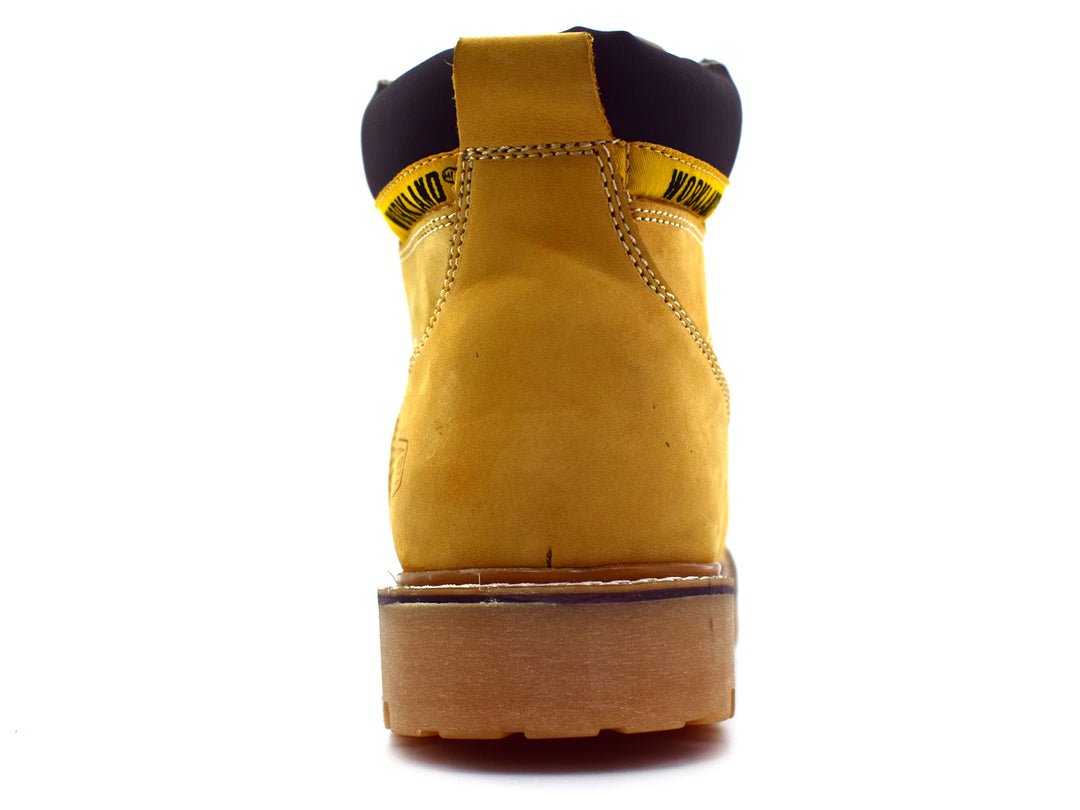 Bota de cuero nobuck color miel con agujetas cafés y suela robusta para niño.