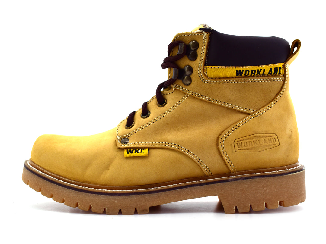Bota de cuero nobuck color miel con agujetas cafés y suela robusta para niño.