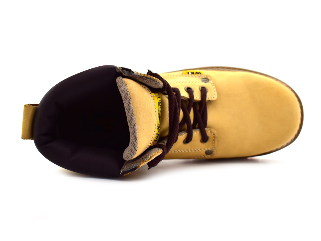 Bota de cuero nobuck color miel con agujetas cafés y suela robusta para niño.