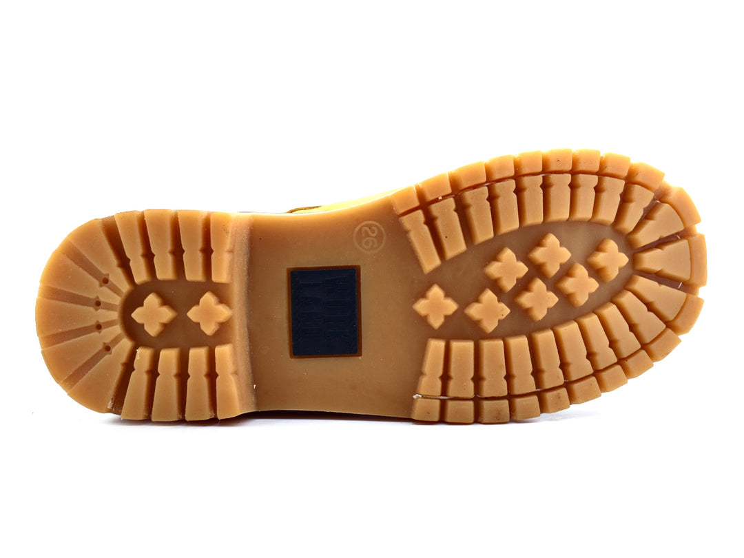 Bota de cuero nobuck color miel con agujetas cafés y suela robusta para niño.