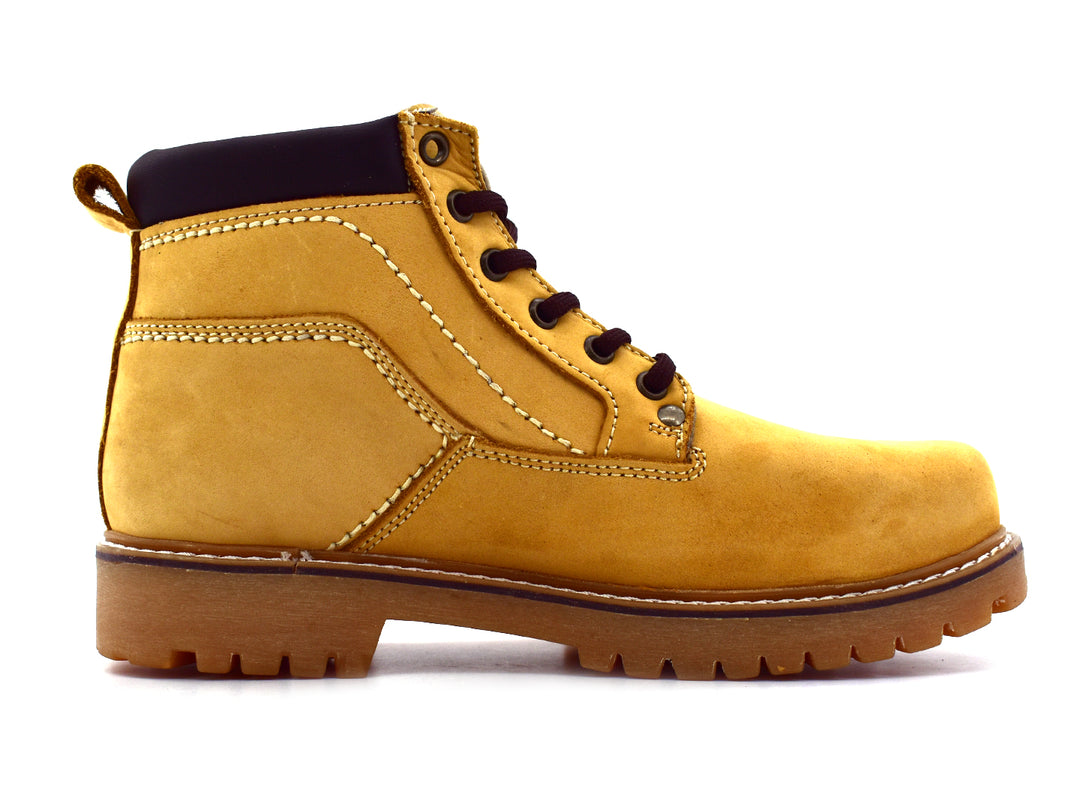 Bota Marco Delli modelo Kansas en color miel de cuero nobuck con suela robusta y cordones negros.