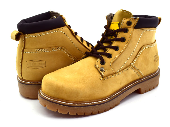 Bota Marco Delli modelo Kansas en color miel de cuero nobuck con suela robusta y cordones negros.