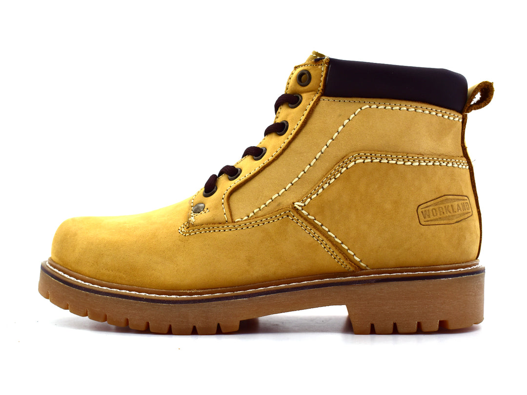 Bota Marco Delli modelo Kansas en color miel de cuero nobuck con suela robusta y cordones negros.