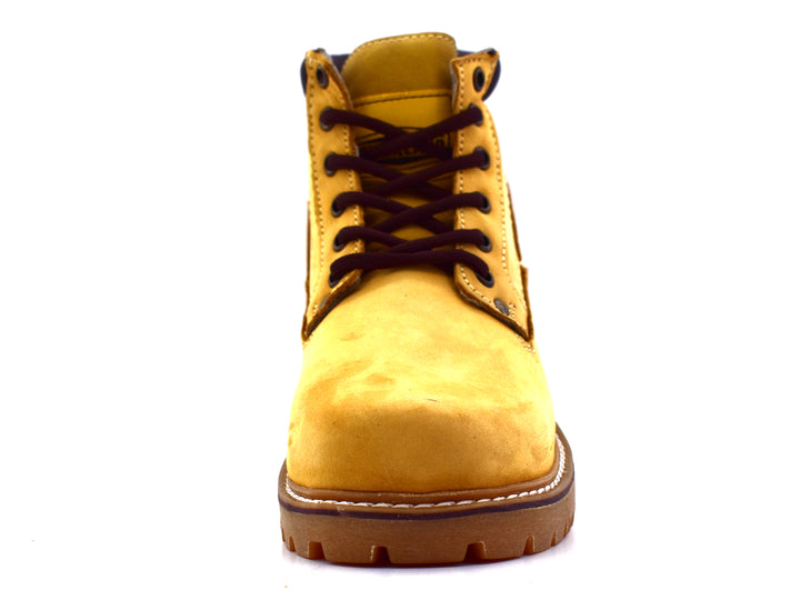 Bota Marco Delli modelo Kansas en color miel de cuero nobuck con suela robusta y cordones negros.