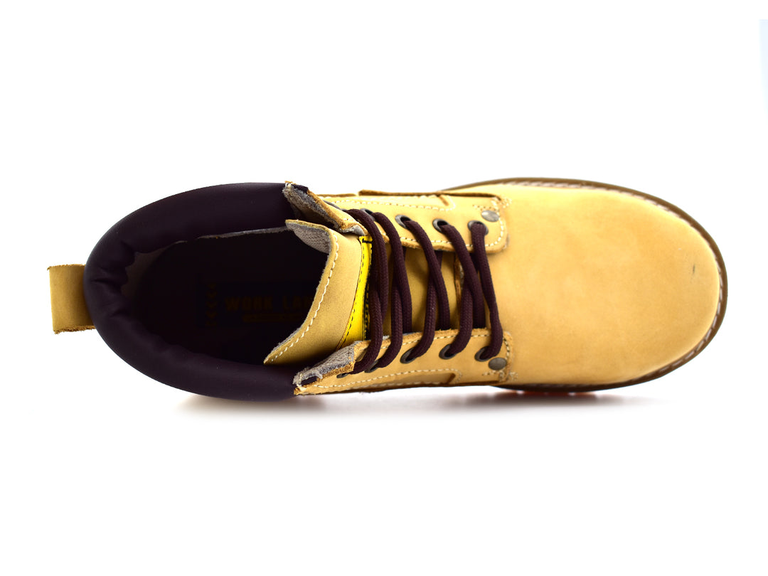 Bota Marco Delli modelo Kansas en color miel de cuero nobuck con suela robusta y cordones negros.