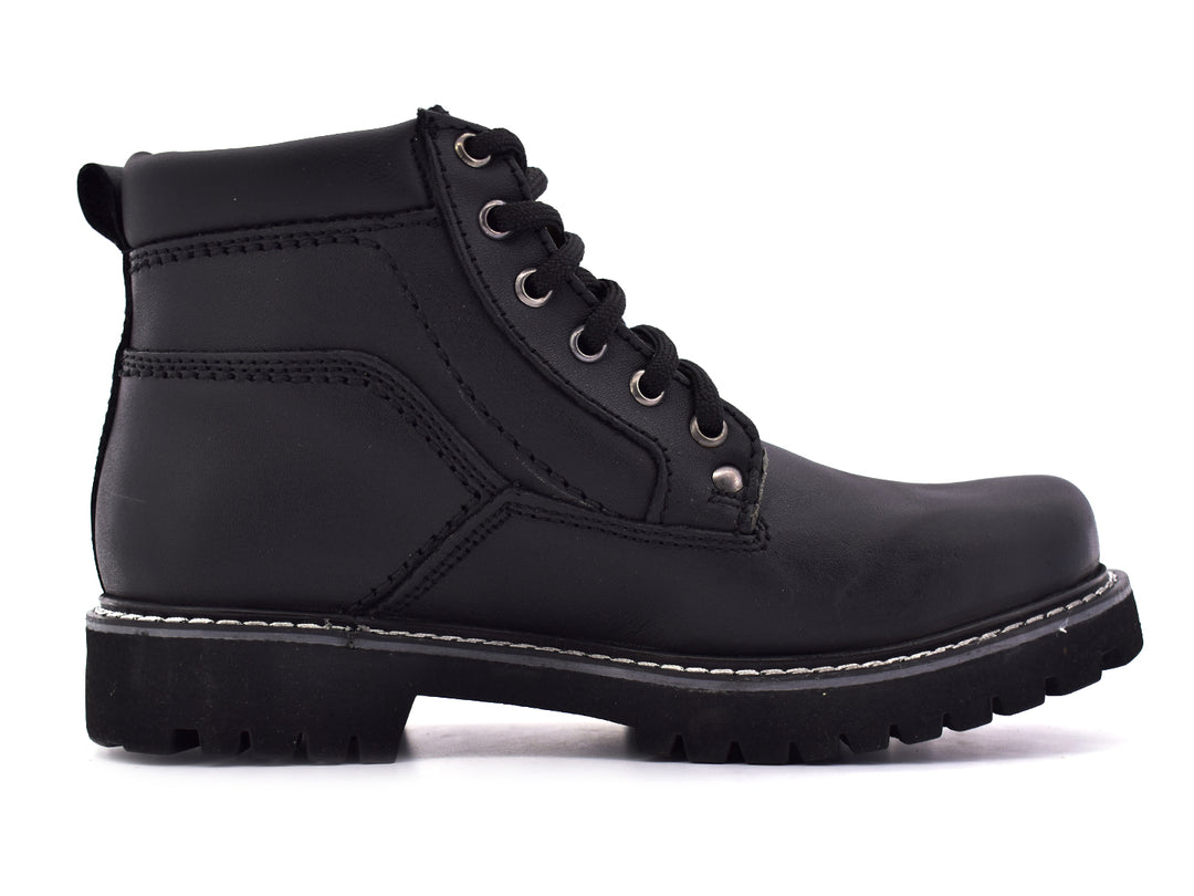 Botín negro de material sintético con cordones y costuras blancas contrastantes para niño.