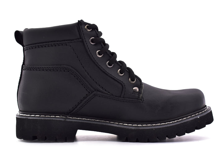 Botín negro de material sintético con cordones y costuras blancas contrastantes para niño.