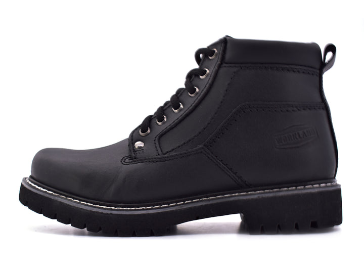 Botín negro de material sintético con cordones y costuras blancas contrastantes para niño.