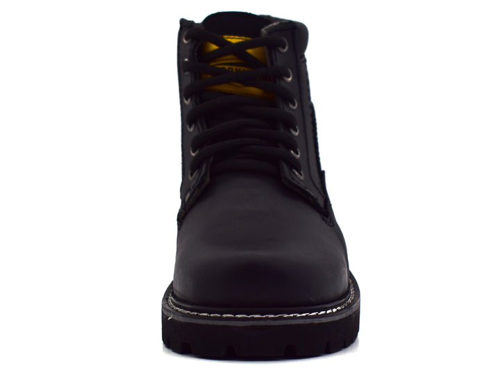 Botín negro de material sintético con cordones y costuras blancas contrastantes para niño.