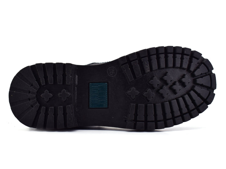 Botín negro de material sintético con cordones y costuras blancas contrastantes para niño.