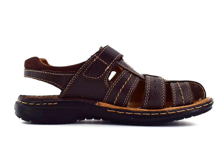 Sandalia de cuero color chocolate con costuras amarillas y suela negra para hombre.