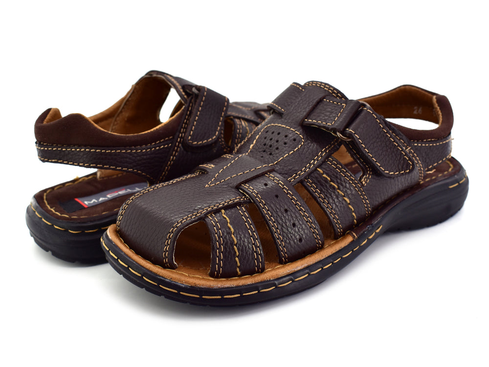 Sandalia de cuero color chocolate con costuras amarillas y suela negra para hombre.
