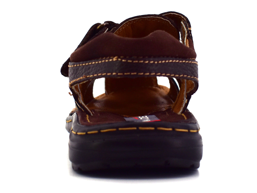 Sandalia de cuero color chocolate con costuras amarillas y suela negra para hombre.