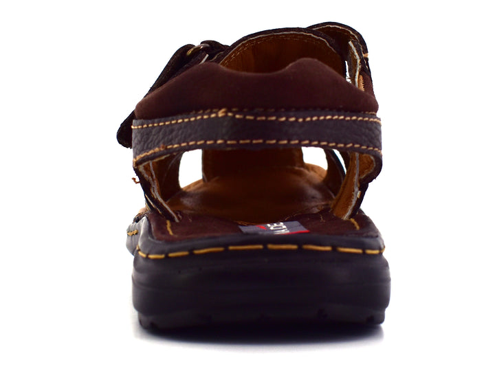 Sandalia de cuero color chocolate con costuras amarillas y suela negra para hombre.