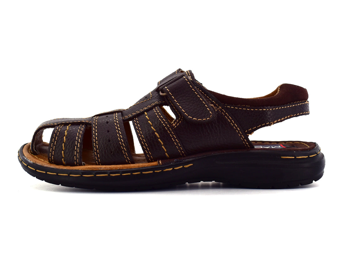 Sandalia de cuero color chocolate con costuras amarillas y suela negra para hombre.