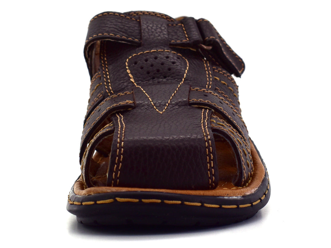 Sandalia de cuero color chocolate con costuras amarillas y suela negra para hombre.