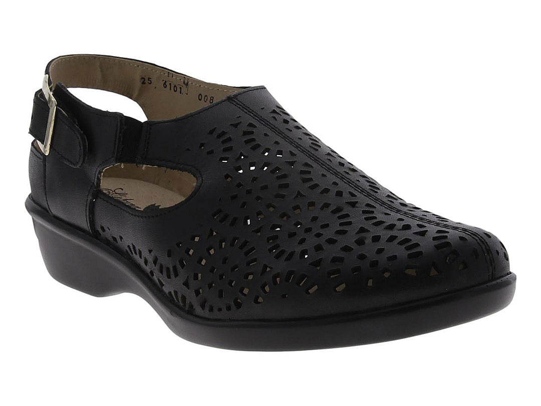 Zapato plano negro para mujer con diseño perforado y hebilla lateral.