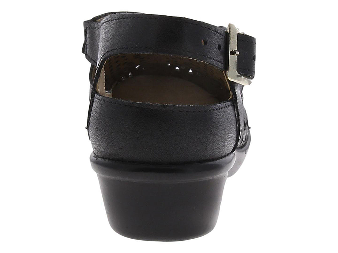 Zapato plano negro para mujer con diseño perforado y hebilla lateral.