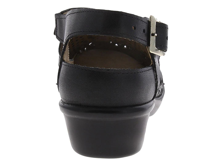 Zapato plano negro para mujer con diseño perforado y hebilla lateral.