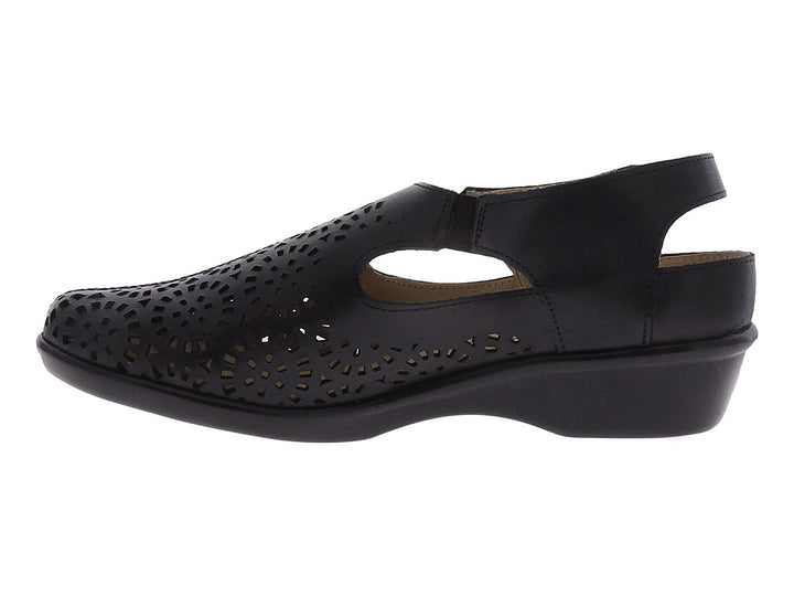 Zapato plano negro para mujer con diseño perforado y hebilla lateral.