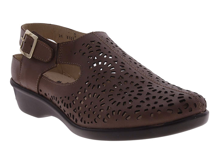 Sandalia de piso color avellana para mujer con diseño calado y hebilla dorada.