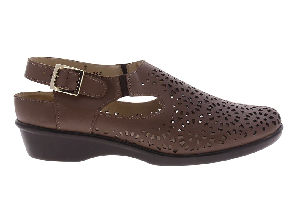 Sandalia de piso color avellana para mujer con diseño calado y hebilla dorada.
