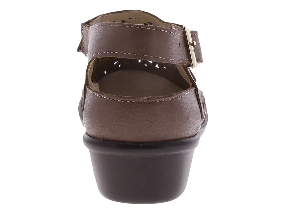 Sandalia de piso color avellana para mujer con diseño calado y hebilla dorada.