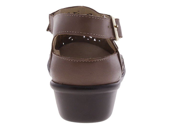 Sandalia de piso color avellana para mujer con diseño calado y hebilla dorada.
