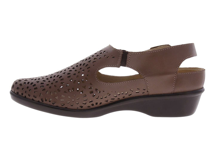 Sandalia de piso color avellana para mujer con diseño calado y hebilla dorada.