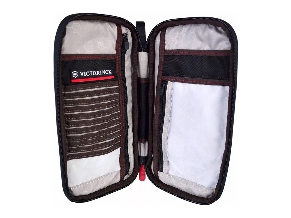 Organizador rojo de tela con forma ovalada y cierre negro de la marca Victorinox.