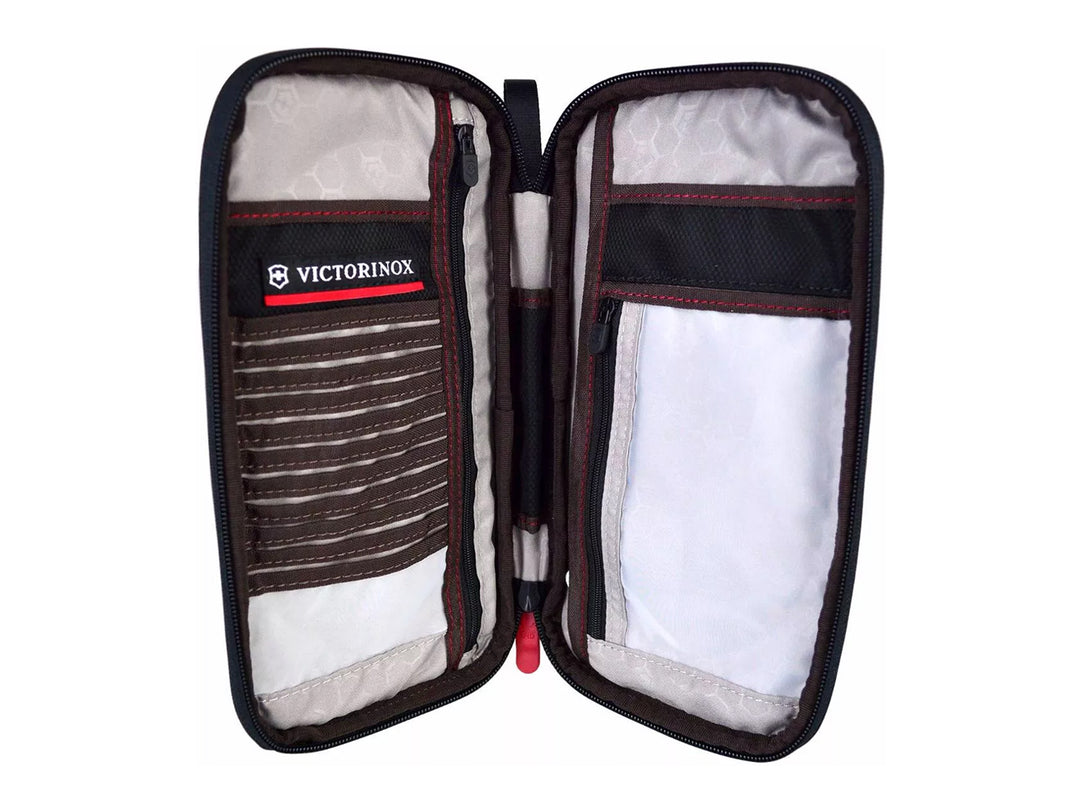 Organizador rojo de tela con forma ovalada y cierre negro de la marca Victorinox.
