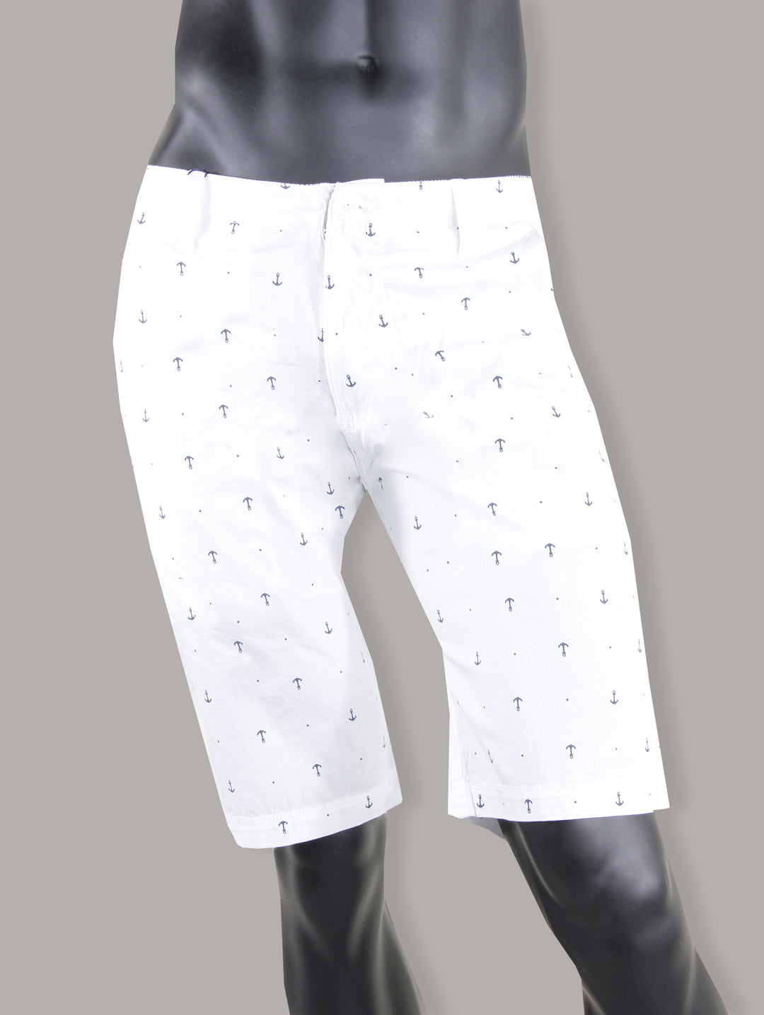 Bermudas blancas para hombre con estampado de pequeñas anclas azules.