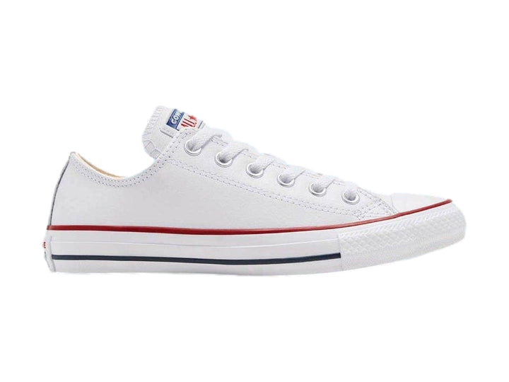 Tenis Converse Chuck Taylor All Star Ox en color blanco con detalles rojos y azules en la suela.