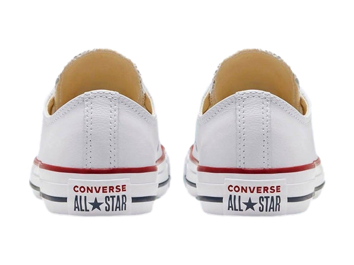 Tenis Converse Chuck Taylor All Star Ox en color blanco con detalles rojos y azules en la suela.