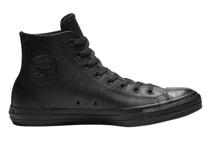 Tenis Converse Chuck Taylor de cuero negro, modelo bota con agujetas y suela negra.
