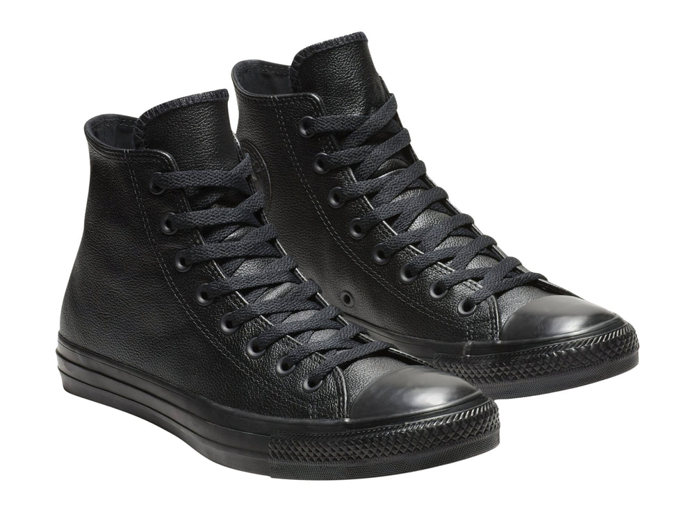 Tenis Converse Chuck Taylor de cuero negro, modelo bota con agujetas y suela negra.