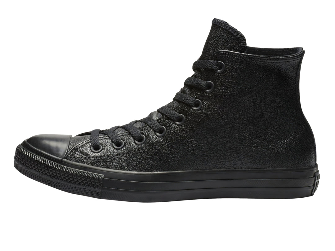 Tenis Converse Chuck Taylor de cuero negro, modelo bota con agujetas y suela negra.
