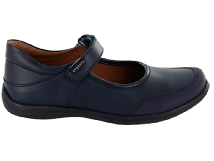 Zapato infantil color azul marino con correa ajustable y suela negra.