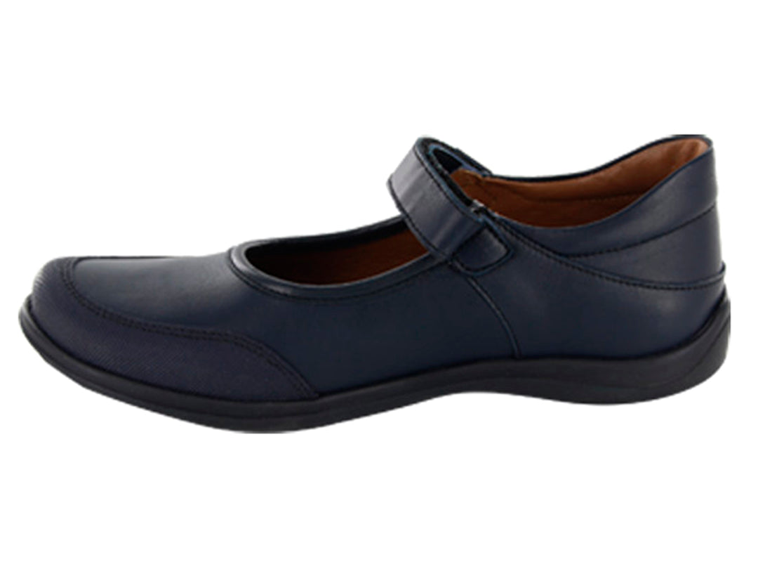 Zapato infantil color azul marino con correa ajustable y suela negra.