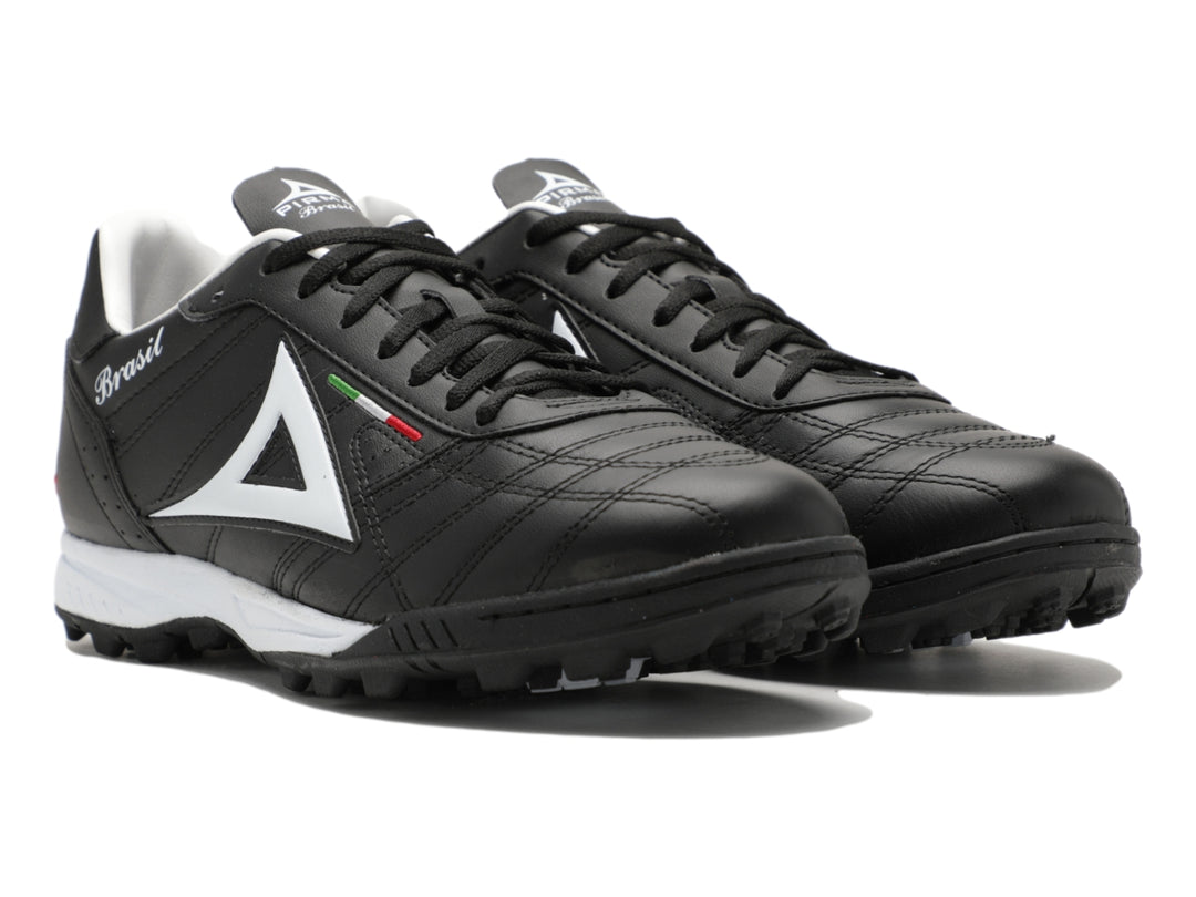 Par de zapatos de fútbol Pirma Brasil en color negro con detalles y suela en color blanco.
