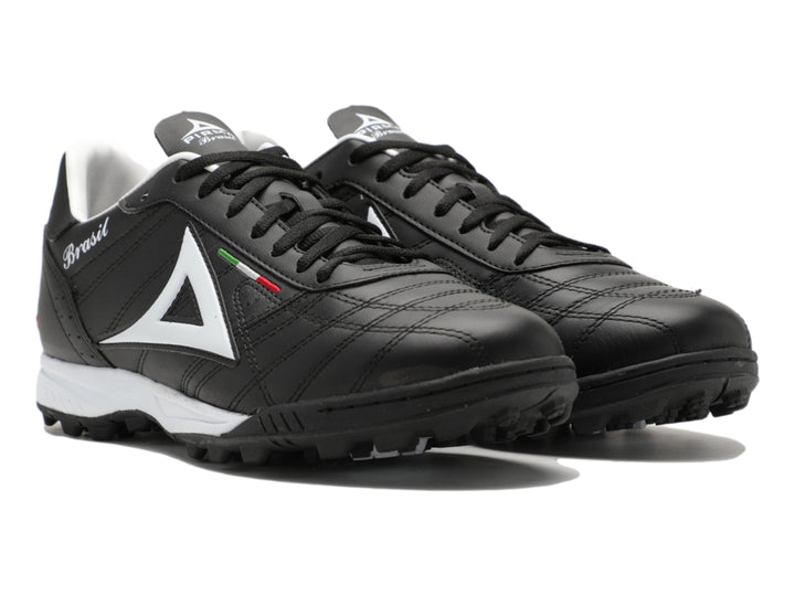 Par de zapatos de fútbol Pirma Brasil en color negro con detalles y suela en color blanco.