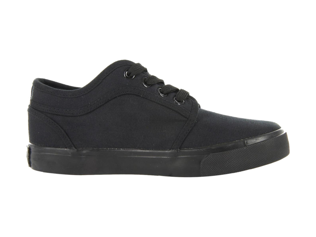 Zapato deportivo K-Swiss para niño en color negro monocromático con suela plana y cordones.