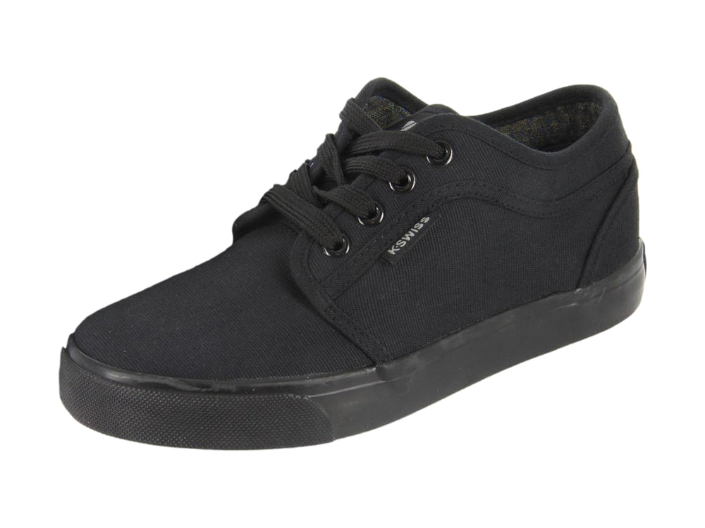 Zapato deportivo K-Swiss para niño en color negro monocromático con suela plana y cordones.