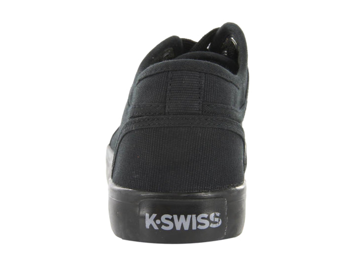 Zapato deportivo K-Swiss para niño en color negro monocromático con suela plana y cordones.