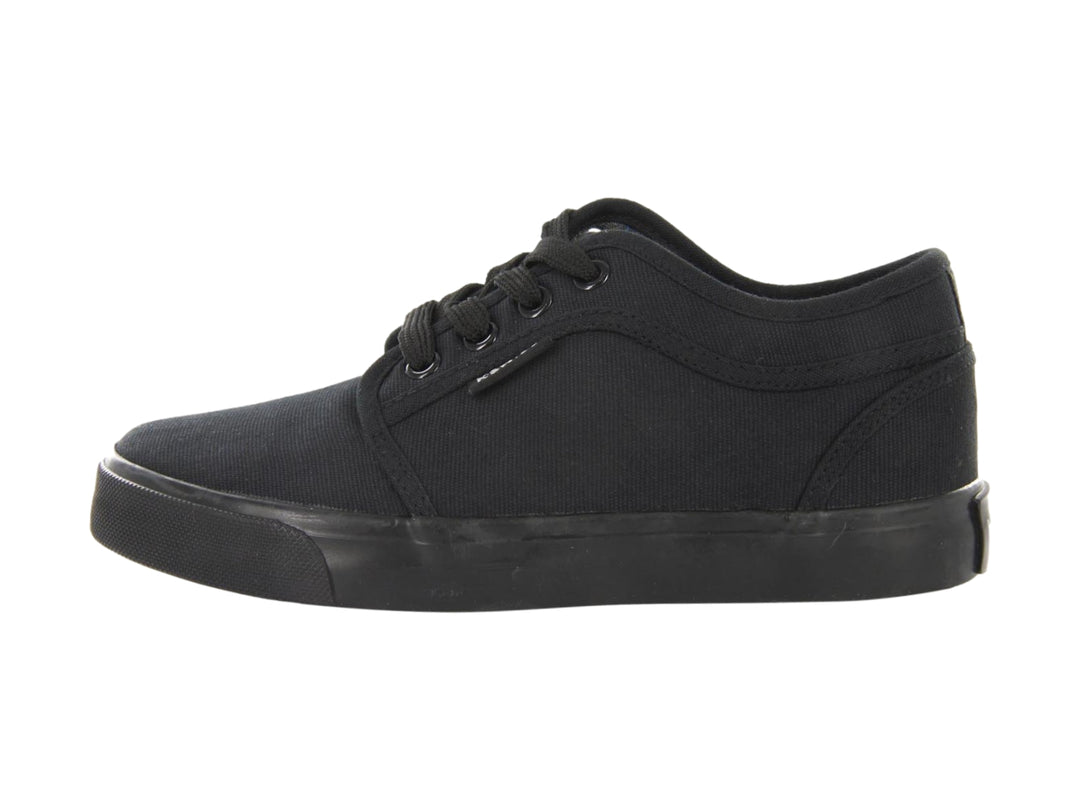 Zapato deportivo K-Swiss para niño en color negro monocromático con suela plana y cordones.