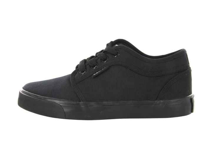 Zapato deportivo K-Swiss para niño en color negro monocromático con suela plana y cordones.