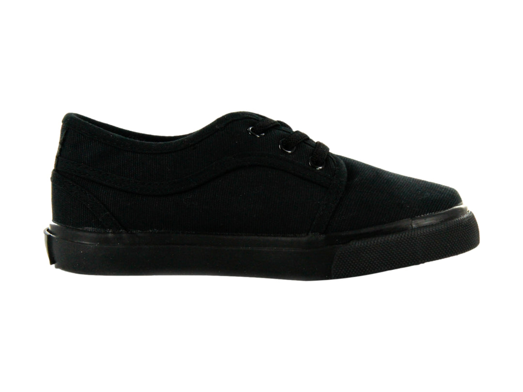 Zapato casual K-SWISS para niño en color negro monocromático con agujetas y suela plana.