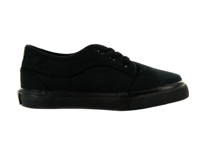 Zapato casual K-SWISS para niño en color negro monocromático con agujetas y suela plana.