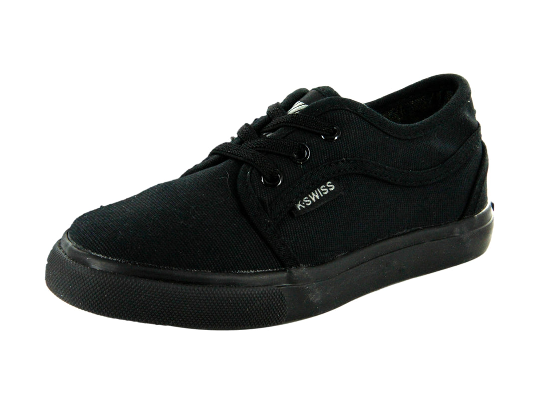 Zapato casual K-SWISS para niño en color negro monocromático con agujetas y suela plana.