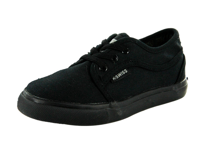 Zapato casual K-SWISS para niño en color negro monocromático con agujetas y suela plana.
